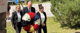 Ambasador RP w Słowenii Leszek Soczewica wraz z ambasadorkami Francji i Niemiec składa wspólny wieniec podczas uroczystości upamiętniających 81. rocznicę wyzwolenia obozu koncentracyjnego Mauthausen–Ljubelj.