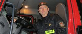 Zdjęcie przedstawia st.ogn. Robert Marciniaka za kierownicą samochodu gaśniczego