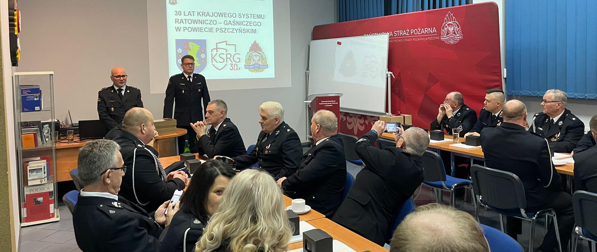 Kierownictwo Komendy wraz z Prezesami jednostek OSP na sali szkoleniowej podczas spotkania