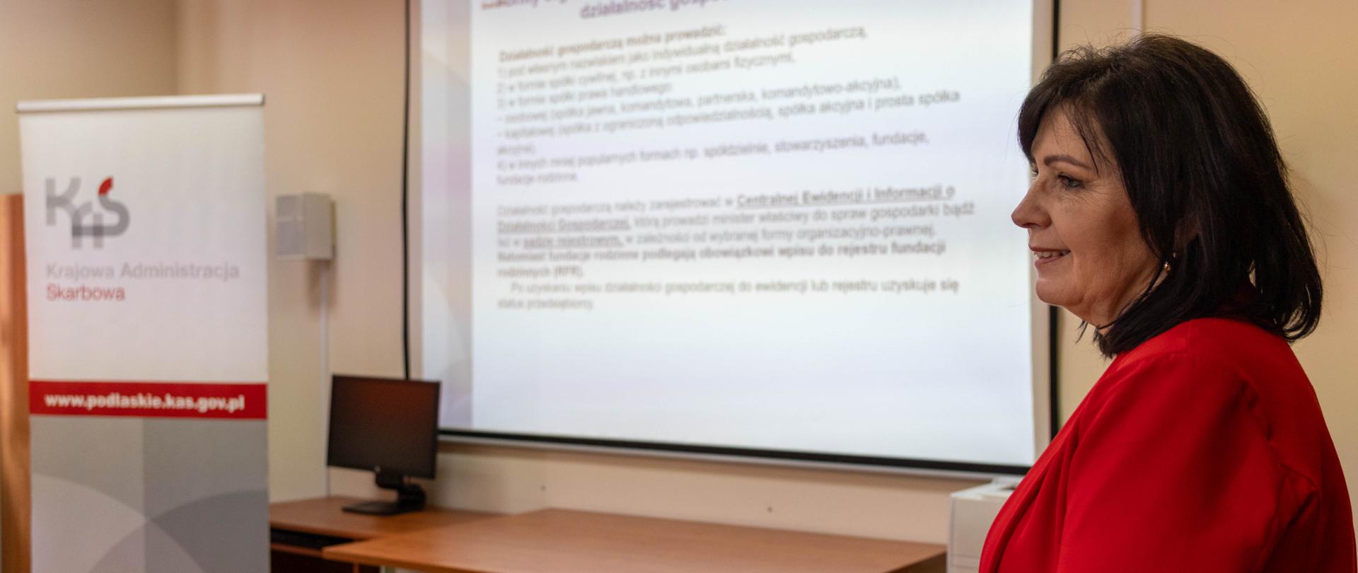 Przedstawicielka podlaskiej KAS podczas spotkania w Powiatowym Urzędzie Pracy w Białymstoku