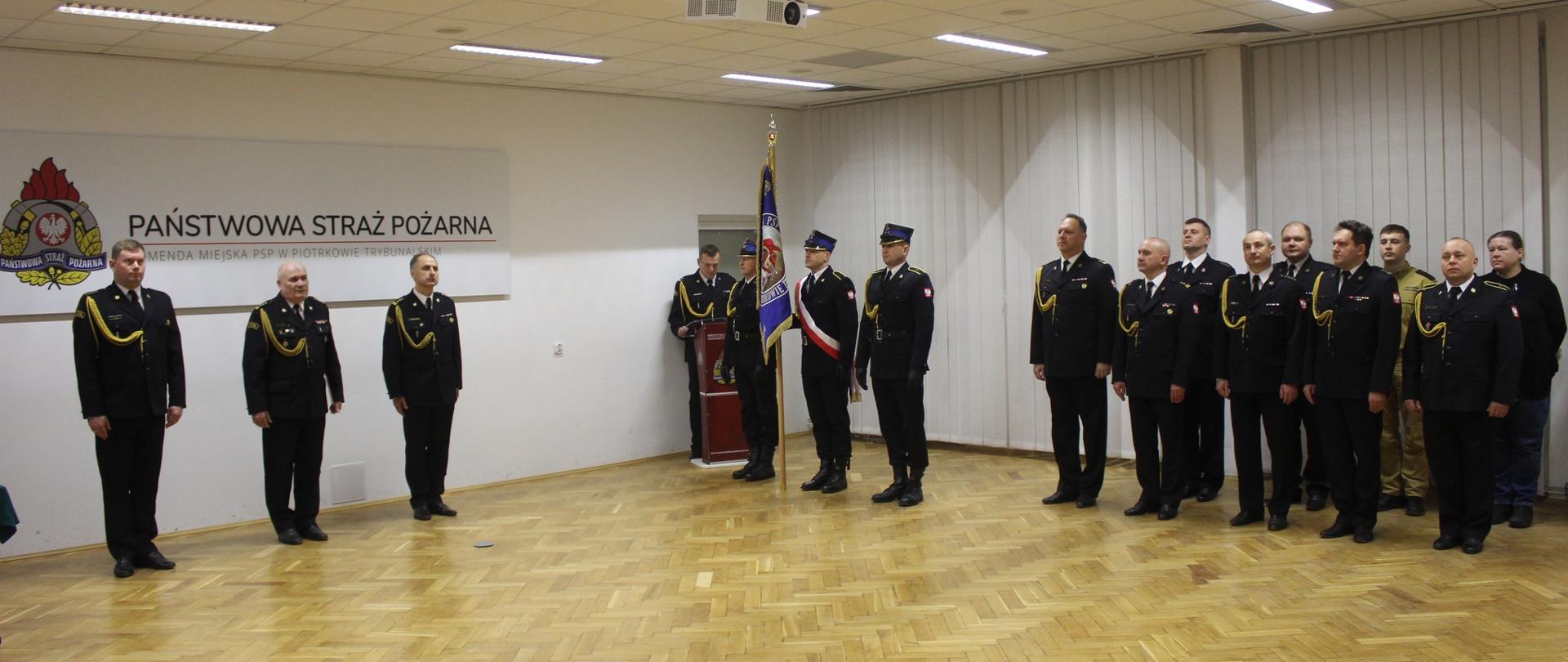 Funkcjonariusz KM PSP podczas uroczystej zbiórki z okazji Narodowego Święta Niepodległości