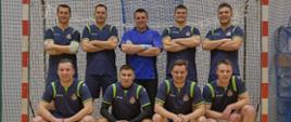 Na zdjęciu reprezentacja KP PSP w Pabianicach w piłce nożnej, strażacy w strojach sportowych, zdjęcie wykonane po charytatywnym turnieju rozegranym 27 stycznia 2023 r. W dolnym rzędzie od lewej: ogn. Jakub Tybura, ogn. Radosław Dąbrowski, mł. ogn. Mateusz Oska, mł. asp. Mateusz Szerfel. W górnym rzędzie od lewej: st. sekc. Michał Łabędzki, mł. kpt. Grzegorz Sadowski, mł. ogn. Łukasz Jurek, ogn. Marcin Chałaśkiewicz, mł. ktp. Sebastian Bednarczyk.