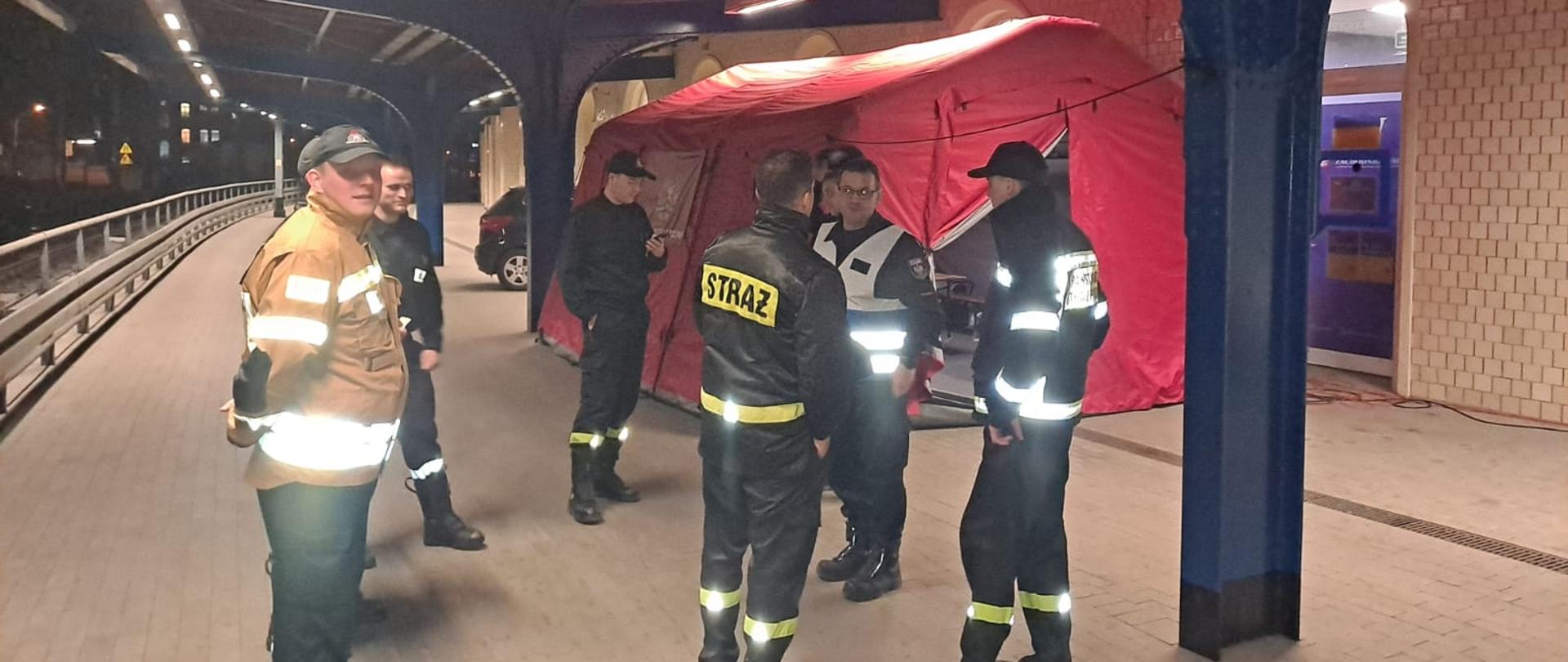 Pracownicy PSP na dworcu w Szczecinie w tle namiot PSP
