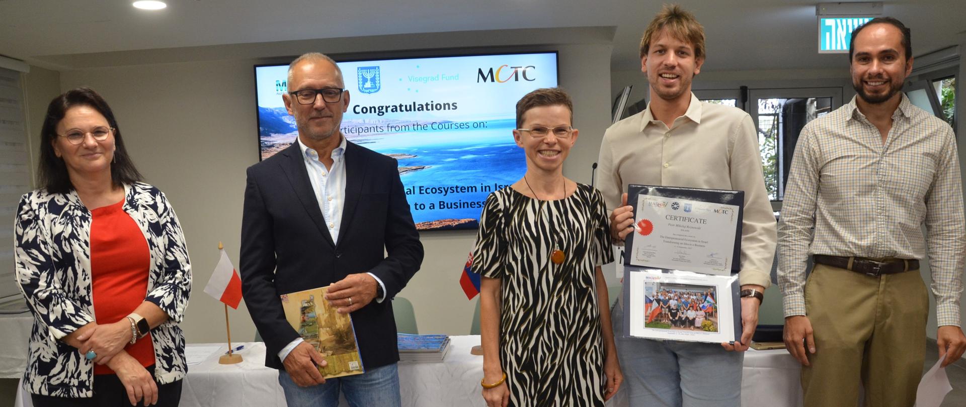 chargé d'affaires Agata Czaplińska with the Polish participants of the program and the Mashav representatives