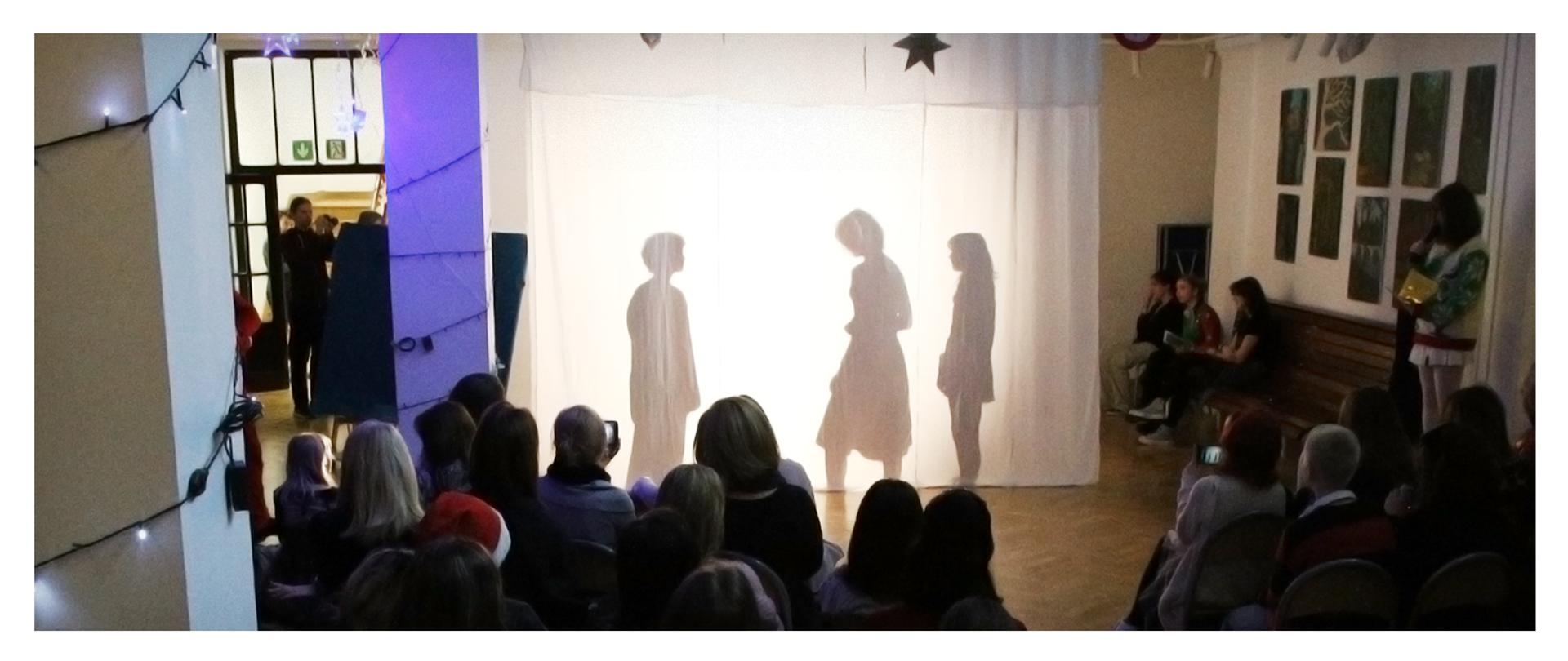 aula szkolna z teatrem cieni w środku