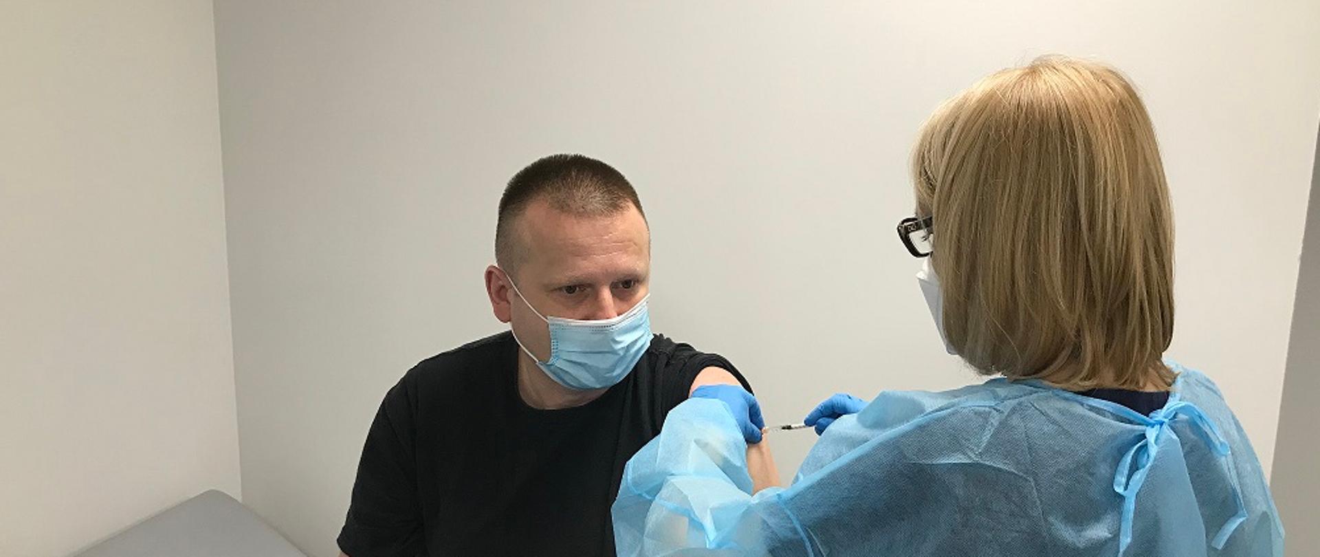 Pielęgniarka dokonuje szczepienia strażaka 