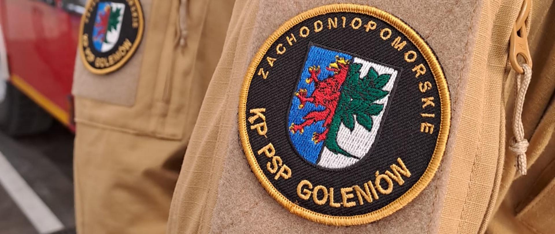 Emblematy Komendy Powiatowej Państwowej Straży Pożarnej w Goleniowie na nowym umundurowaniu