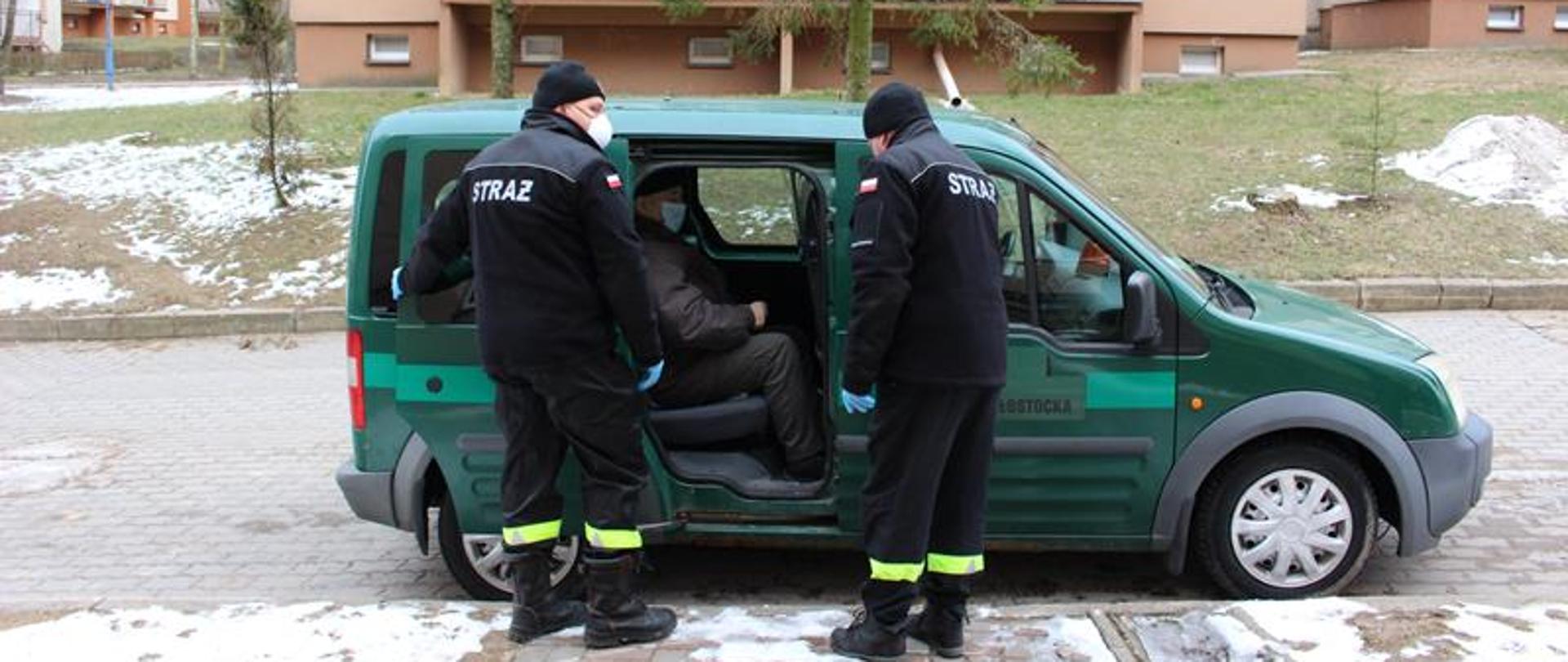 Zdjęcie przedstawia strażaków OSP dowożących ludzi na szczepienia przeciw COVID19