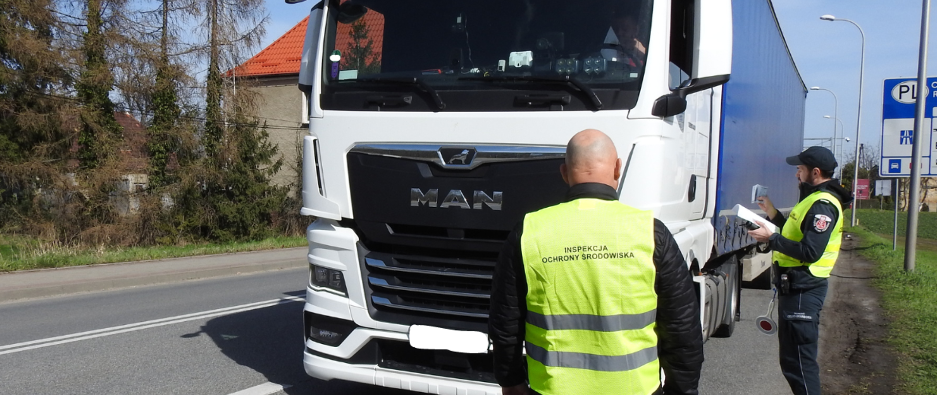 Inspektor Wojewódzkiego Inspektoratu Ochrony Środowiska w Opolu wraz z funkcjonariuszem Służby Celno-Skarbowej podczas kontroli samochodu ciężarowego w ramach akcji "Nielegalne Odpady 2024"