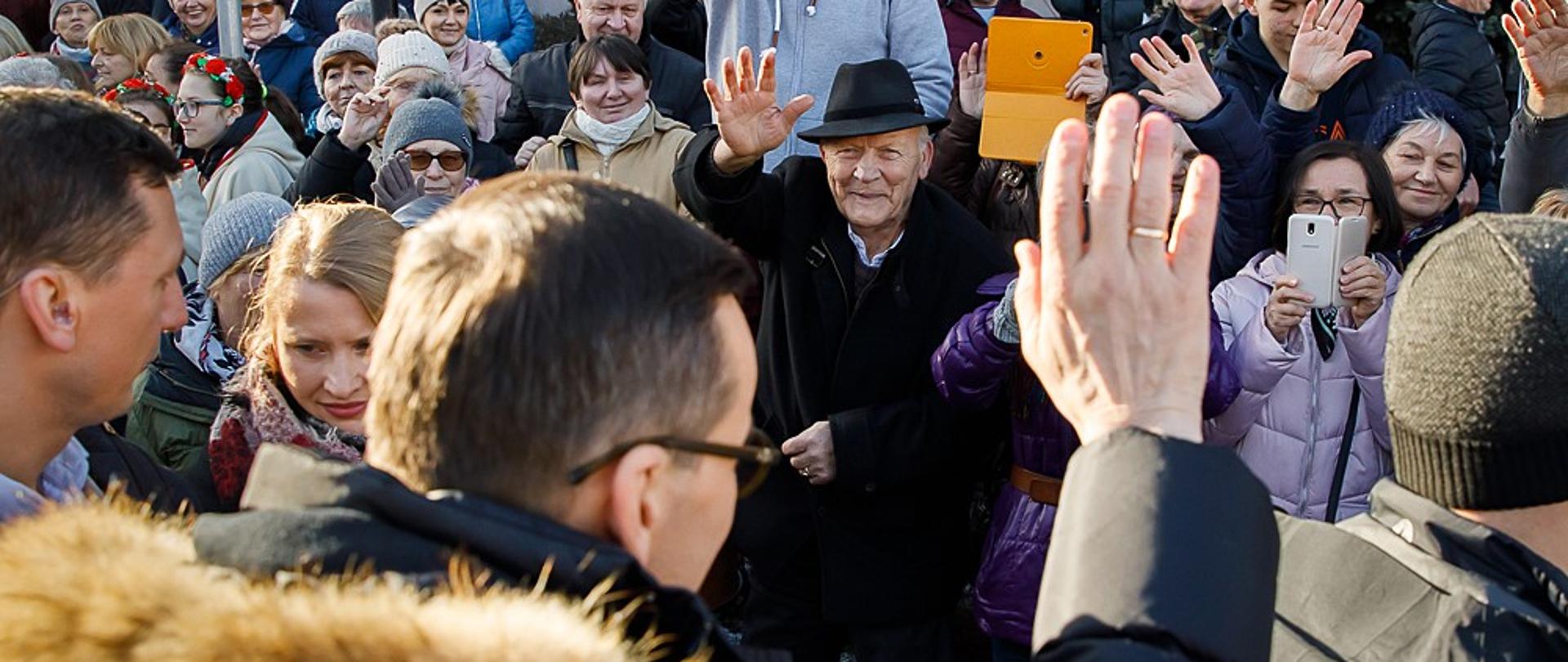 Premier wita się z mieszkańcami. 