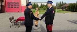 Na zdjęciu nowy oficer przyjmuje gratulacje od Komendanta Powiatowego