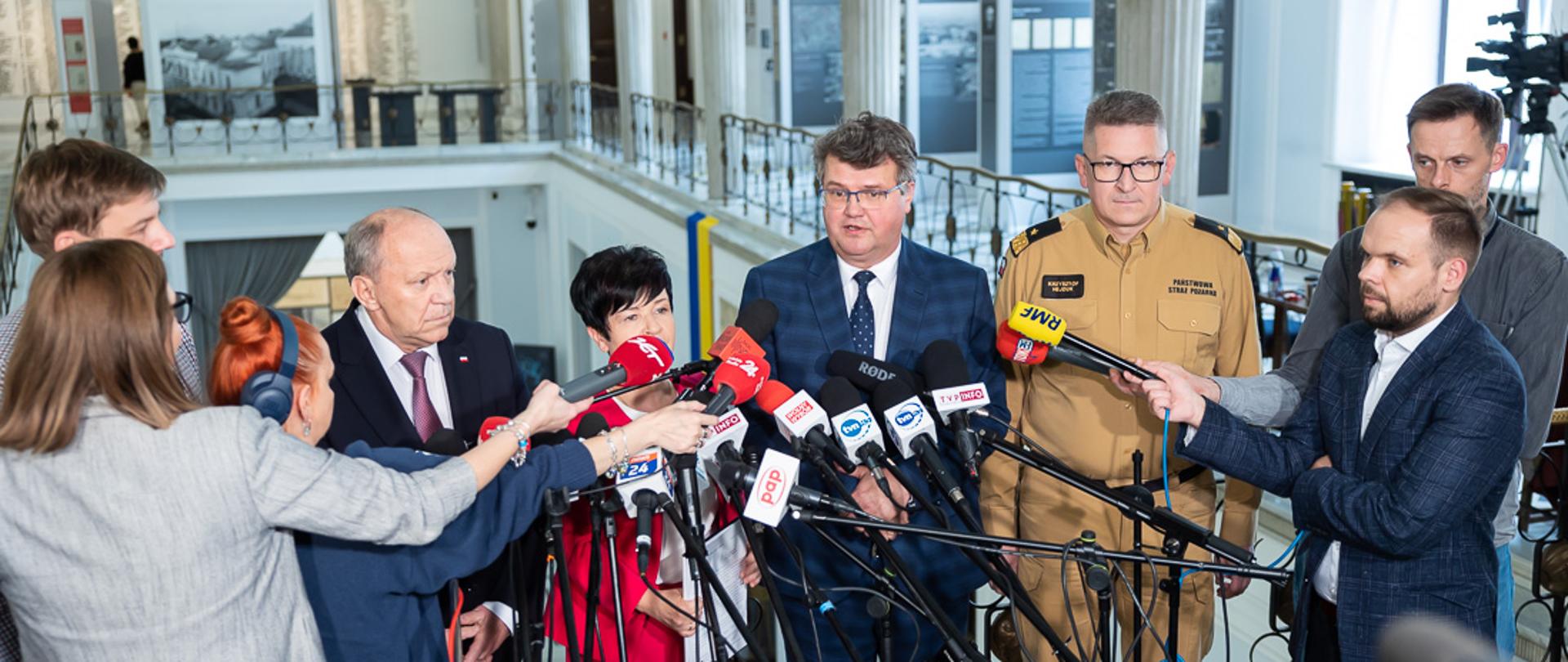 25 mln zł dla Młodzieżowych Drużyn Pożarniczych – konferencja z udziałem wiceministra Macieja Wąsika