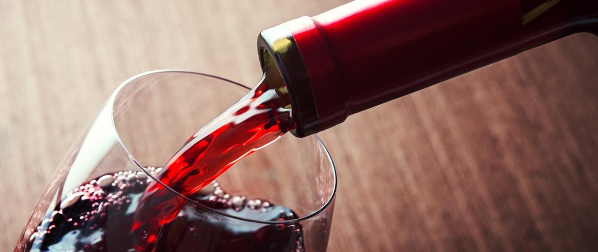 zdjęcie poglądowe wino nalewane do kieliszka