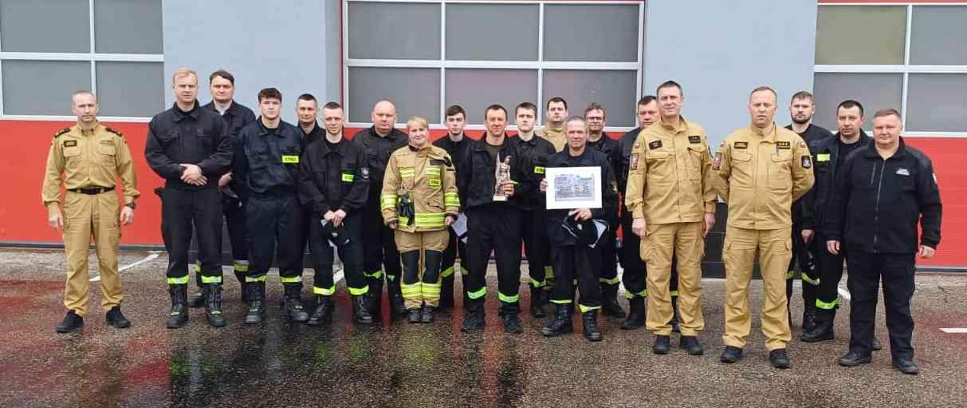 Wspólne zdjęcie przed komendą