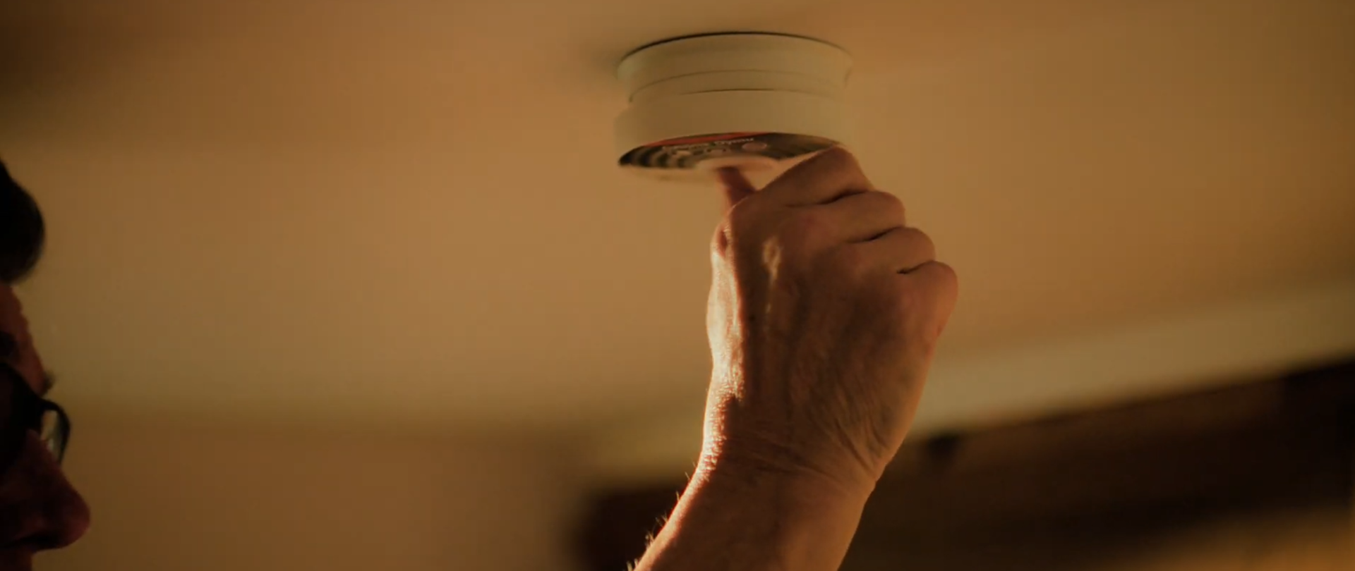 osoba załączająca czujkę dymu i tlenku węgla