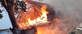 Usuwanie skutków nawałnicy w powiecie szczecineckim - gaszenie pożaru budynku gospodarczego po uderzeniu pioruna.