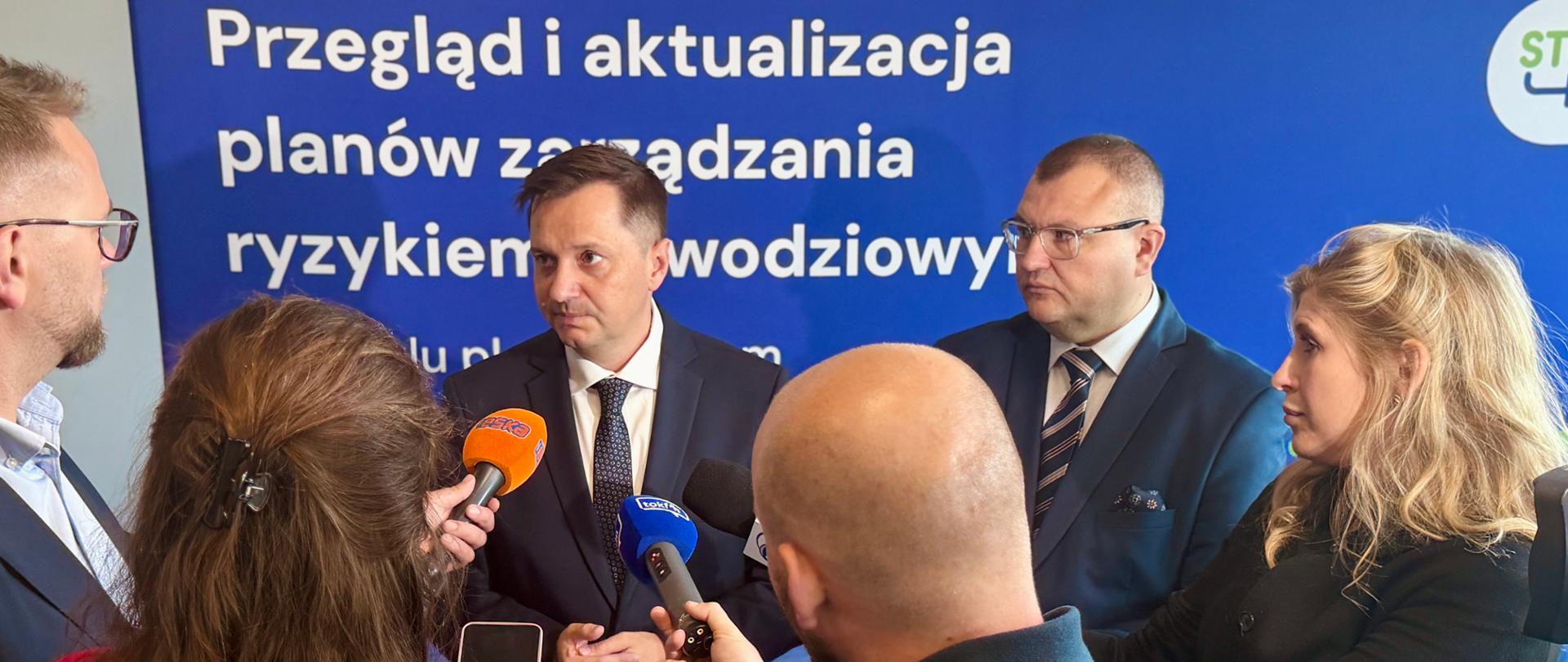 Prezes Wód Polskich Mateusz Balcerowicz i wiceprezes Wód Polskich Marcin Jarzyński