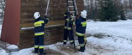 Słuchacze z jednostek OSP podczas zajęć praktycznych sprawiają drabinę 