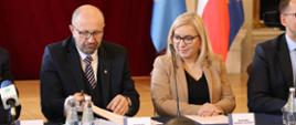 Robert Gajda, zastępca prezesa zarządu NFOŚiGW, podczas podpisywania umowy
