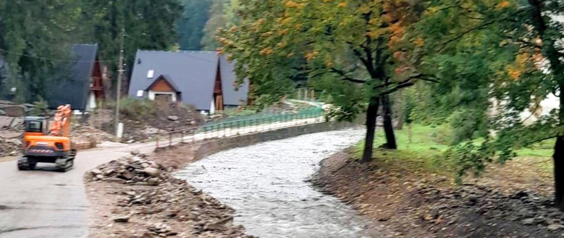 Usuwanie rumoszu skalnego z koryta potoku Wilczka na wysokości ulicy Wojska Polskiego w Międzygórzu.