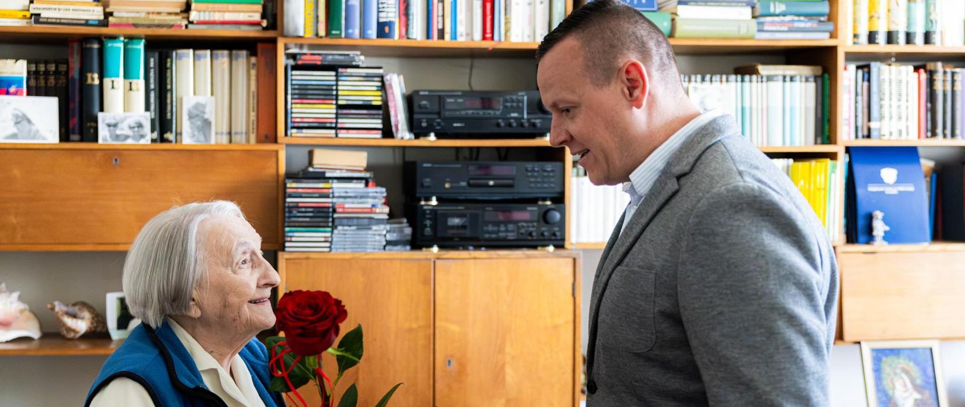 Z wizytą u Powstańców Warszawskich mieszkających w Łodzi , Maciej Kucharski, Pełnomocnik Wojewody Łódzkiego ds. Kombatantów i Osób Represjonowanych, Aleksandra Skowrońska