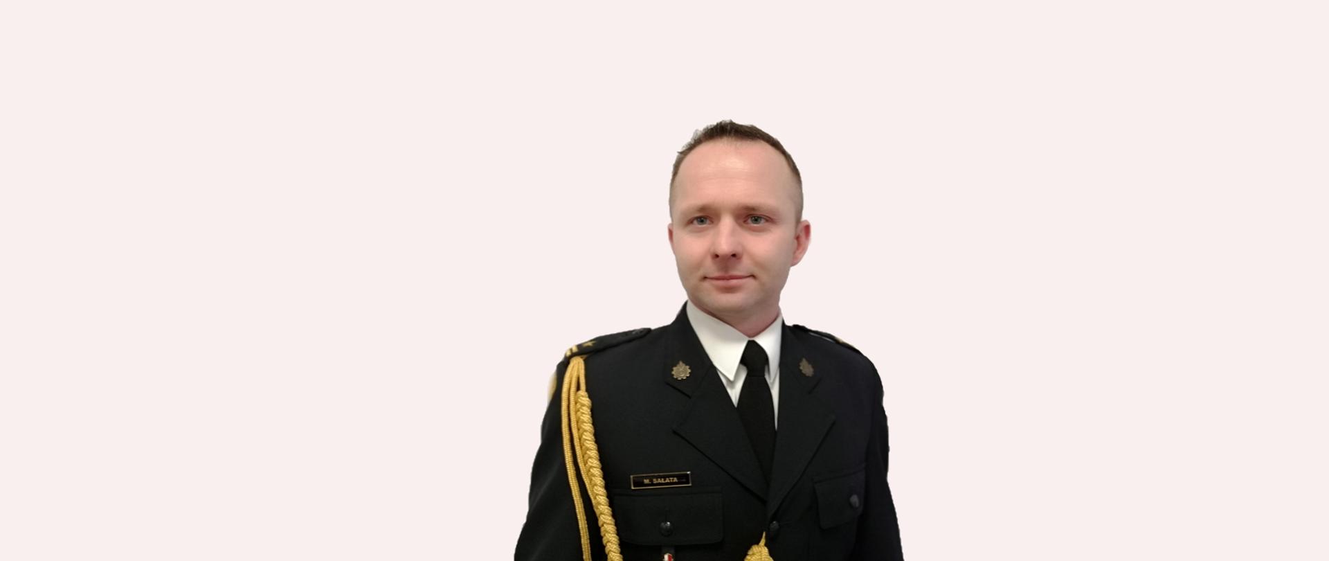 Zastępca Komendanta Powiatowego PSP w Polkowicach w mundurze galowym