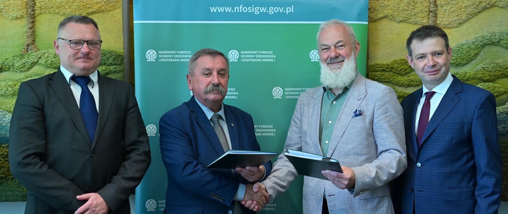 Na zdjęciu od lewej: zastępca dyrektora Departamentu Ciepłownictwa NFOŚiGW Dariusz Szymczak, zastępca prezesa zarządu NFOŚiGW Józef Matysiak, prezes zarządu Fortum Power and Heat Polska Piotr Górnik, członek zarządu Fortum Power and Heat Polska Arkadiusz Kosiel