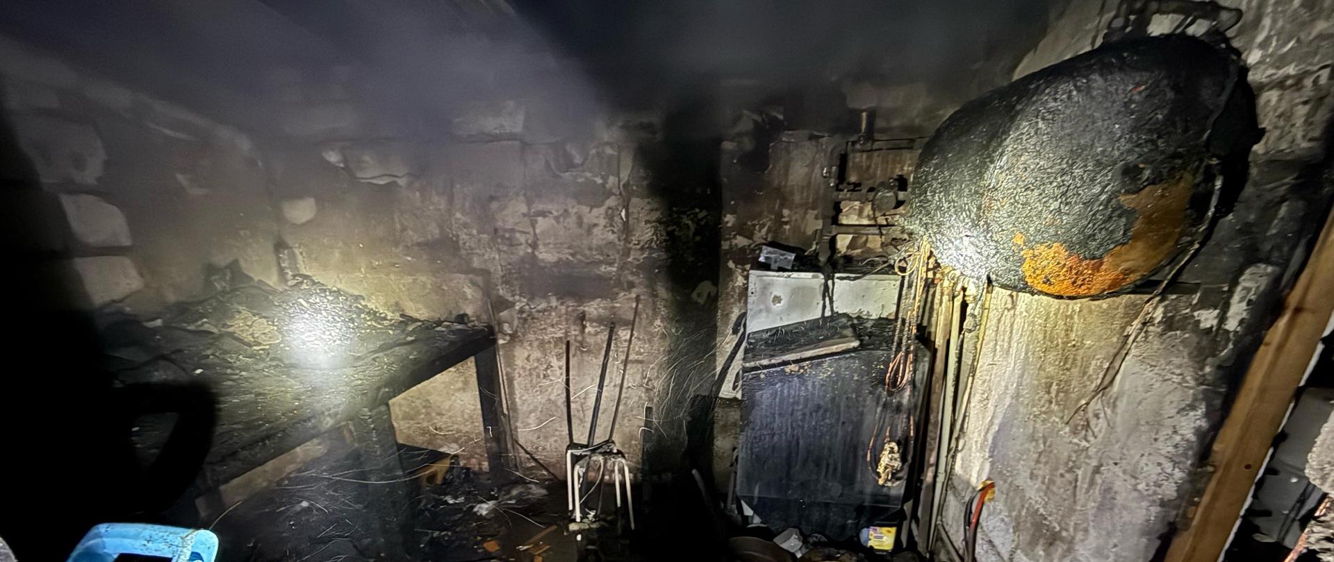 Widok na całkowicie spalone wnętrze kotłowni.