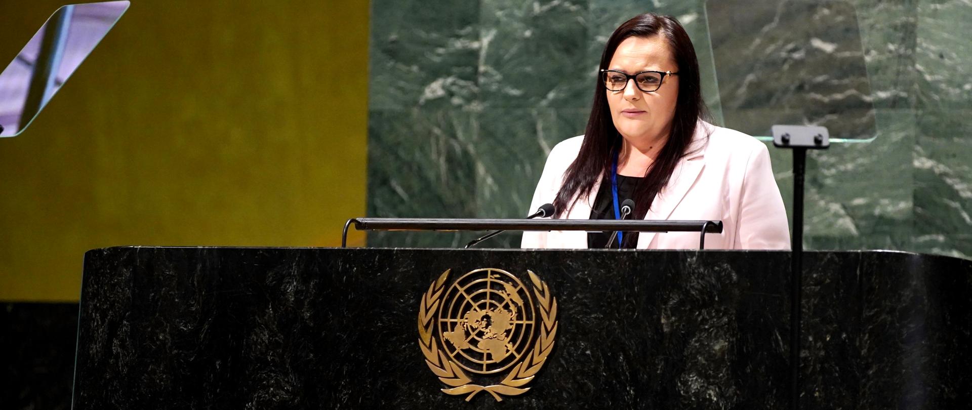 Wiceminister Małgorzata Jarosińska-Jedynak na mównicy w sali obrad ONZ
