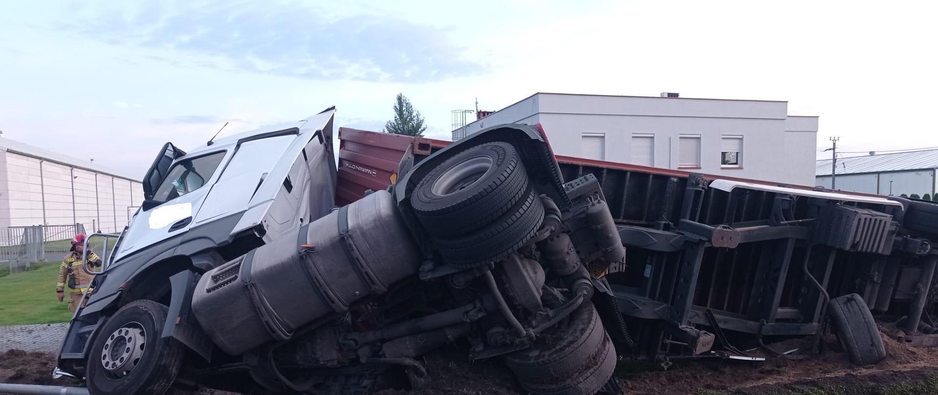 Uszkodzony_samochód_ciężarowy_z_naczepą