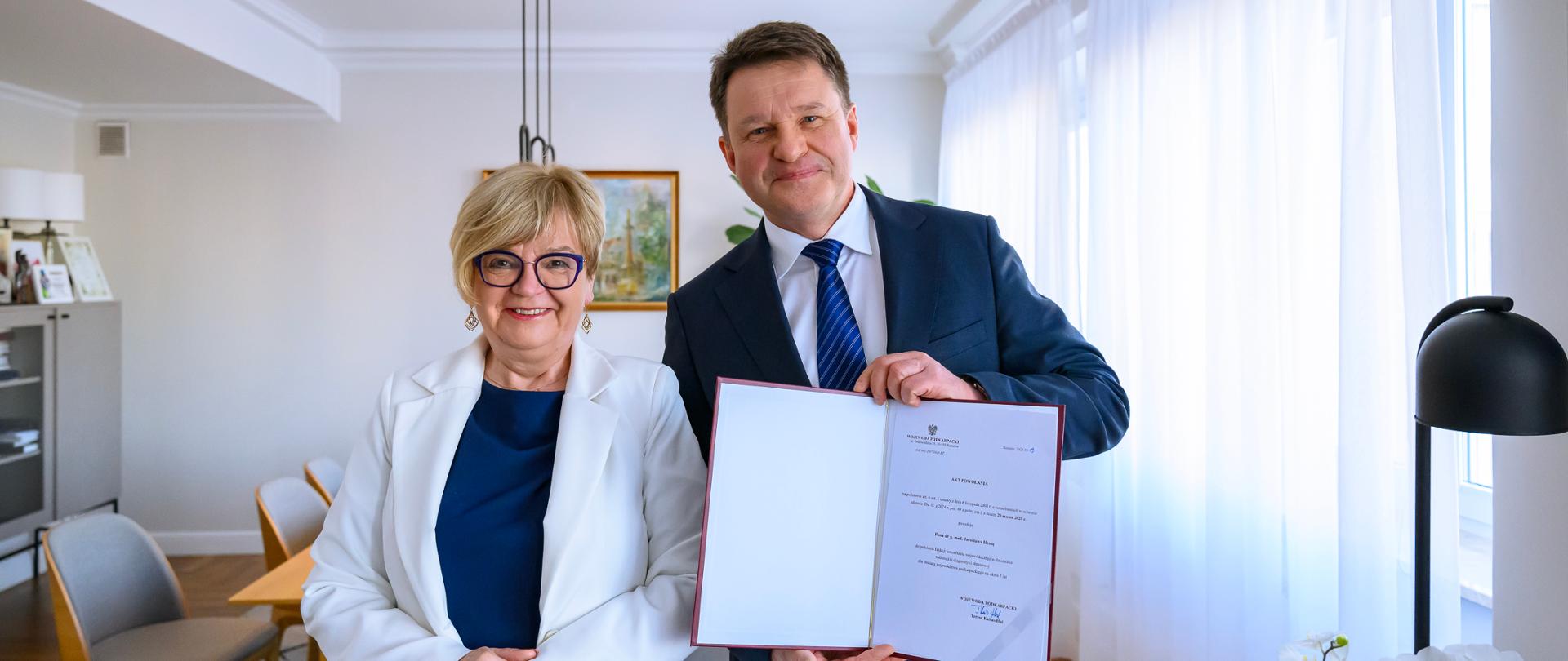Wojewoda podkarpacki Teresa Kubas-Hul i konsultant wojewódzki w dziedzinie radiologii i diagnostyki obrazowej trzymający tekst powołania