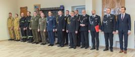Na zdjęciu widoczni kolejno od prawej przedstawiciele władz samorządowych, zaprzyjaźnionych służb, i funkcjonariusze JRG nr 1 w Tarnowie