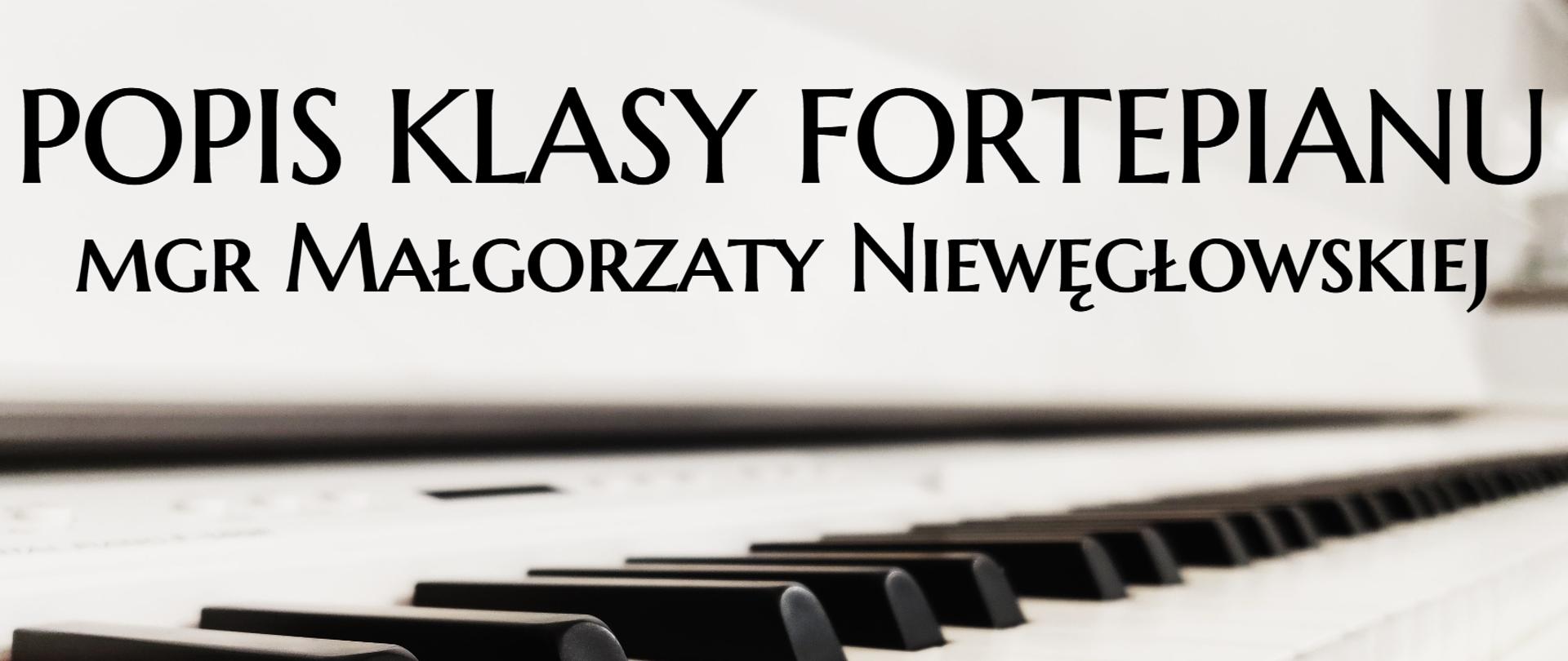 Zdjęcie przedstawiające białe pianino. W lewym dolnym rogu znajduje się logo szkoły. W tle znajduje się tekst w kolorze czarnym i czerwonym następującej treści: "Popis klasy fortepianu Małgorzaty Niewęgłowskiej będzie miał miejsce 18 stycznia (środa) 2023 roku o godzinie 16.30 w auli szkoły".