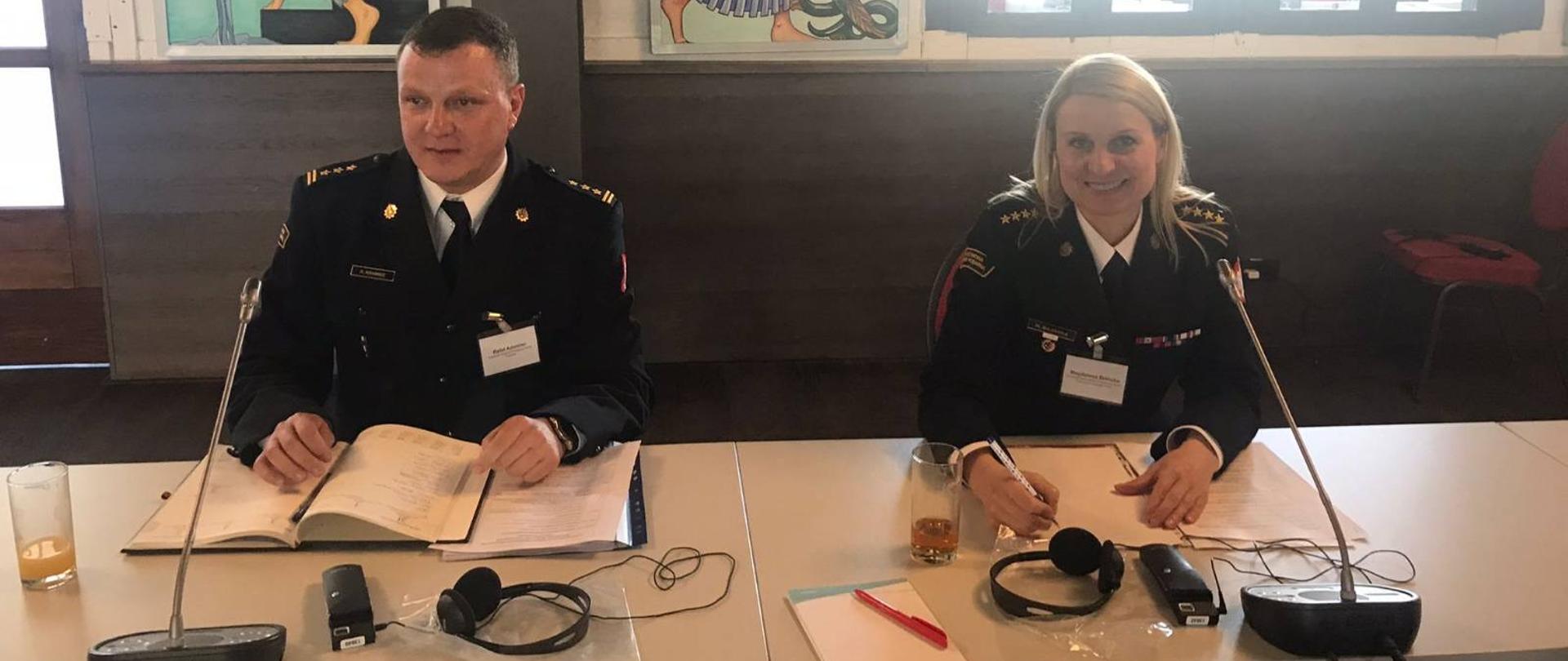 Na zdjęciu widać przedstawicieli Państwowej Straży Pożarnej – z lewej strony st. bryg. Rafał Adamiec, doradca Komendanta Głównego PSP, współprzewodniczący grupy roboczej ds. realizacji Porozumień o wzajemnej pomocy podczas katastrof, klęsk żywiołowych i innych poważnych wypadków oraz widoczna z prawej strony przy stole st. kpt. Magdalena Bilińska, zastępca naczelnika w Komendzie Wojewódzkiej PSP w Gorzowie Wielkopolskim, członek grupy roboczej.