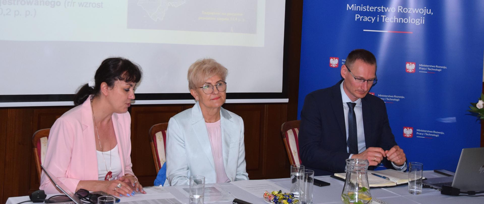 Wiceminister Iwona Michałek wraz z dyrektorami departamentu Rynku Pracy w Ministerstwie Rozwoju, Pracy i Technologii podczas konwentu PUP w woj. zachodniopomorskim 