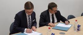 Prezes PAA dr Łukasz Młynarkiewicz oraz Igor Sirc, Dyrektor SNSA podpisują umowę o współpracy