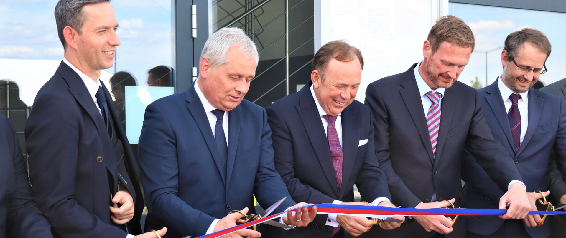 Uroczyste przecięcie wstęgi o kolorach flagi czeskiej