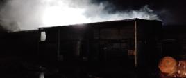 Pożar w Rakoniewicach - obiekt objety pożarem 