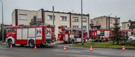Zdjęcie przedstawia ustawienie pojazdów straży pożarnej podczas prowadzonych działań ratowniczo-gaśniczych.