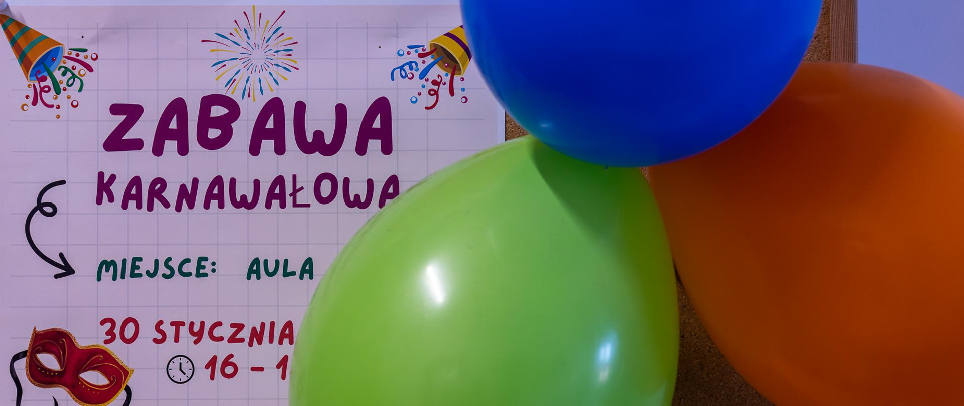 Zabawa karnawałowa 2025. Plakat informujący o zabawie zawieszony obok auli, przyozdobiony balonikami.