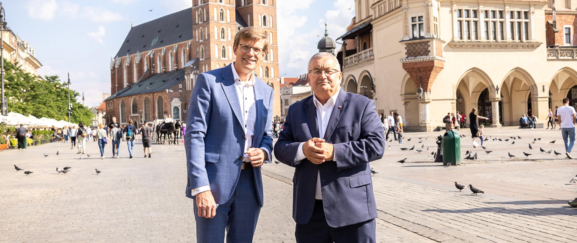 Minister infrastruktury Andrzej Adamczyk wraz ze swoim czeskim odpowiednikiem Martinem Kupką na Rynku Głównym w Krakowie