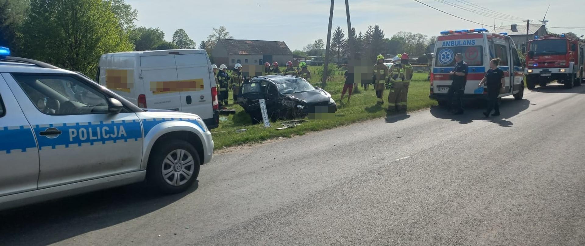 Na zdjęciu widać miejsce działań rozbite pojazdy oraz służby ratownicze 
