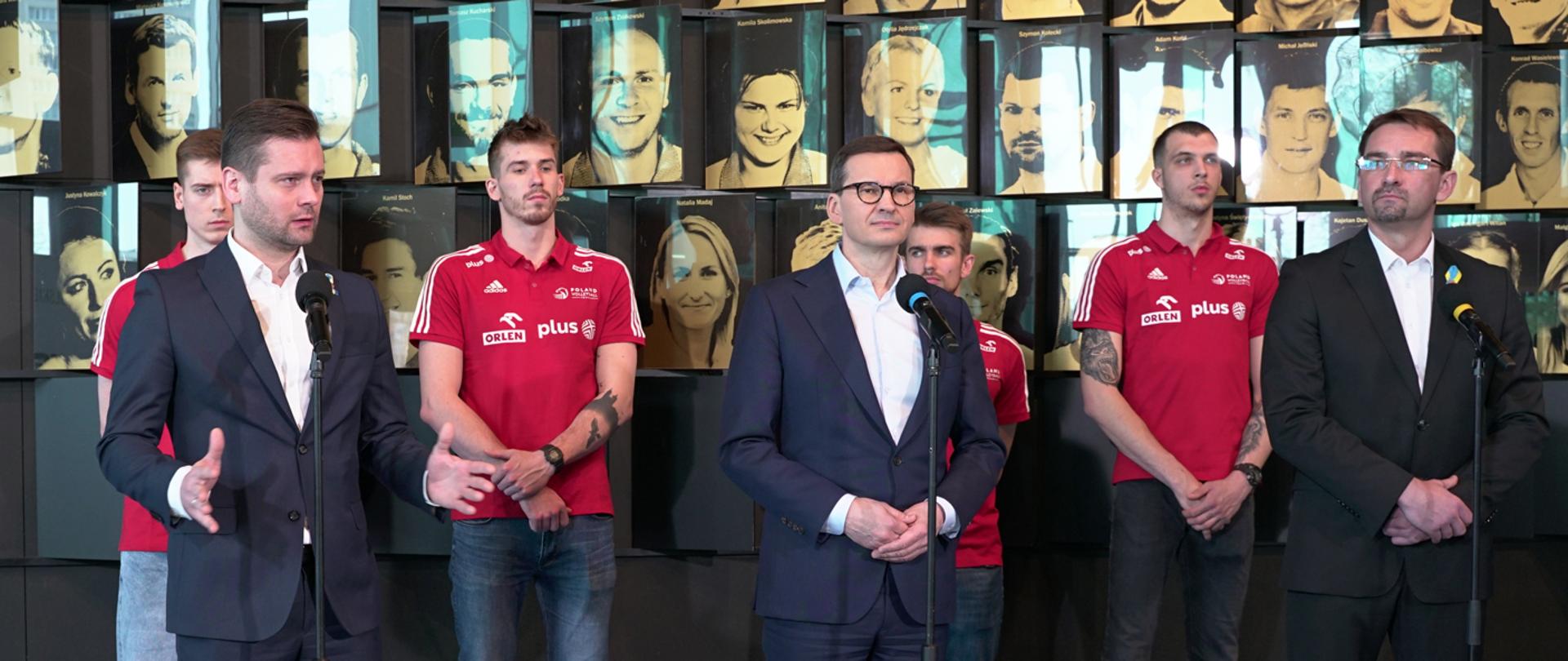 Premier Mateusz Morawiecki i minister Kamil Bortniczuk ogłosili, że Polska i Słowenia będą gospodarzami Mistrzostw Świata 2022 w siatkówce! FIVB odebrała turniej Rosji. Premier i minister ogłosili tę nowinę podczas konferencji w Centrum Olimpijskim.