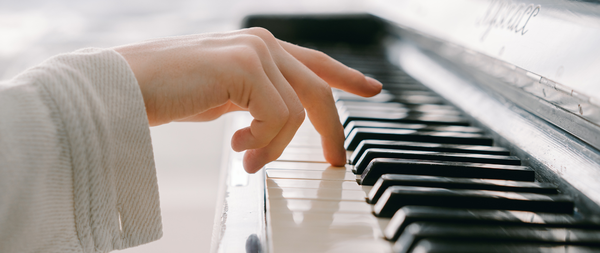 Na plakacie znajduje się zdjęcie klawiatury fortepianu oraz dłoń przymierzająca się do gry, nad
zdjęciem tekst informujący o warsztatach pianistycznych prowadzonych przez Marcina Koziaka z
ZPSM w Krakowie, pod zdjęciem informacja – 17 kwietnia 2024, godz. 10:00 Aula PSM, logo PSM w
Jaśle oraz motyw dekoracyjny w postaci klucza wiolinowego i nut.