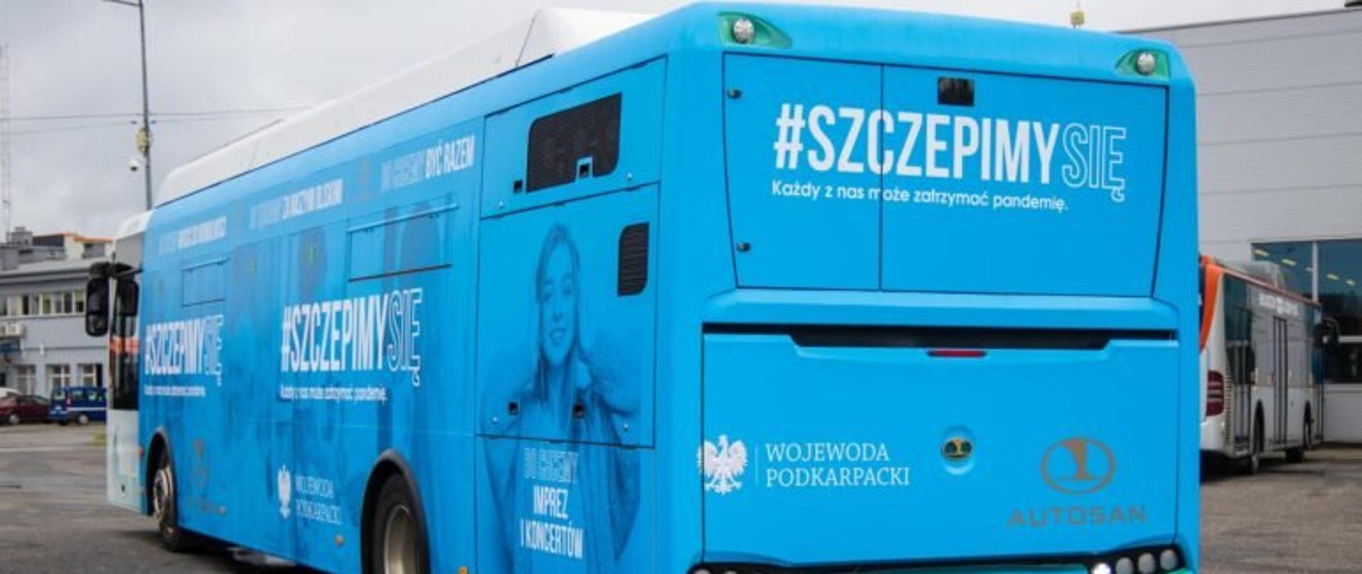 Niebieski szczepionkobus oznaczony napisem #szczepimysię