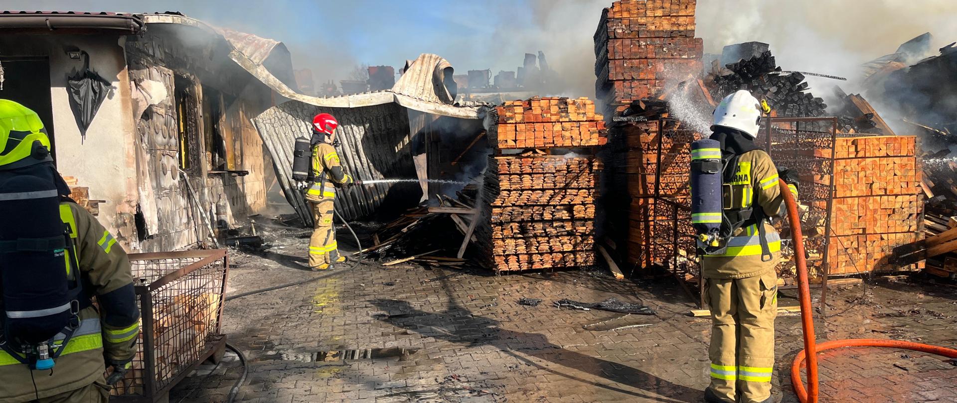 Pożar hali produkcyjno-magazynowej