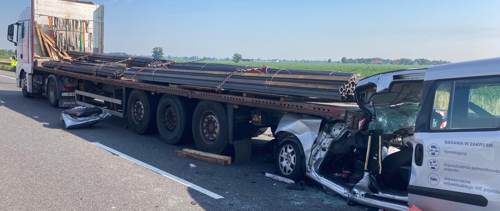 Rozbite auto pod naczepą