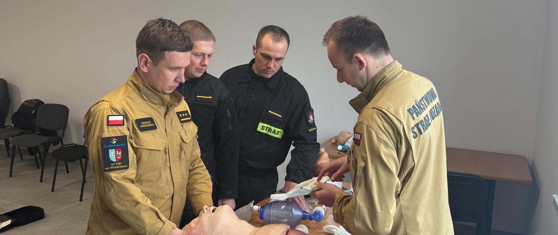 ratownicy podczas egzaminu przy głowie fantomu