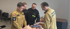 Ratownicy podczas egzaminu przy głowie fantomu