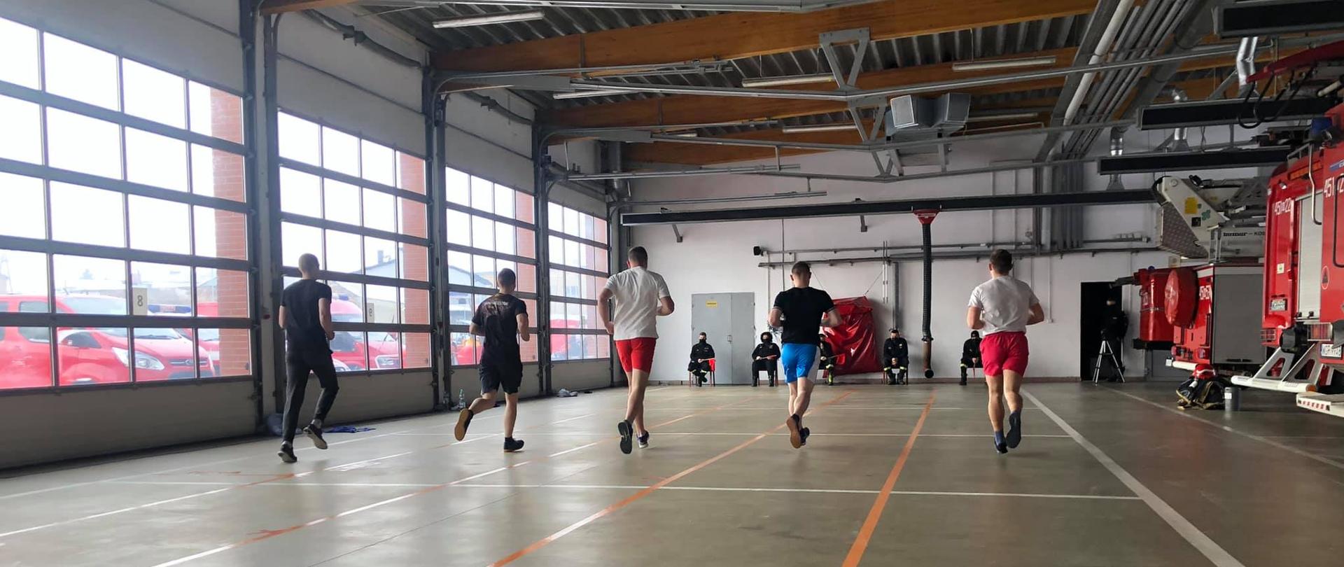 Zdjęcie z drugiej części prowadzonego naboru (test sprawności fizycznej). Na zdjęciu zawodnicy wykonują próbę wydolnościową Beep Test.